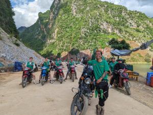 een groep mensen die fietsen op een onverharde weg bij Og homes in Ha Giang