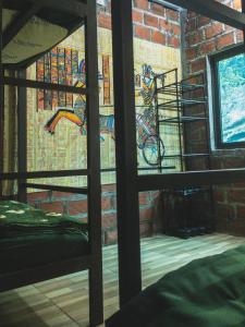 een kamer met een bakstenen muur en een glas-in-loodraam bij Og homes in Ha Giang