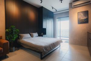 蕉赖Louis Homestay at Netizen Residence SOHO的一间带床和大窗户的卧室