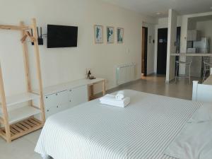 En eller flere senge i et værelse på mstudio I Monoambiente VIRA