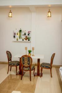 comedor con mesa y sillas en iSUITES Hotel Apartments Mchina Mwisho en Mwanakwerekwe