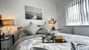 Ένα ή περισσότερα κρεβάτια σε δωμάτιο στο Cosy 3 bed Home near NEC & BHX