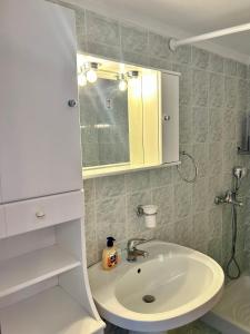 Bilik mandi di Lemonade Apartment