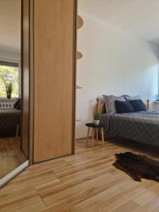 Ένα ή περισσότερα κρεβάτια σε δωμάτιο στο Duplex Apartment Vilte