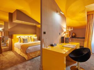 Cette chambre comprend un lit et un bureau. dans l'établissement Le Stelsia Resort, à Saint-Sylvestre-sur-Lot