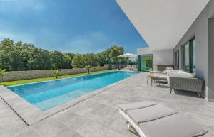 Bazén v ubytování Villa mit großem Infinity-Pool - Ladesäule gratis nebo v jeho okolí