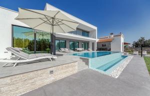 Bazén v ubytování Villa mit großem Infinity-Pool - Ladesäule gratis nebo v jeho okolí