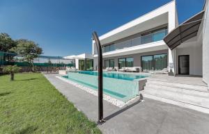 Bazén v ubytování Villa mit großem Infinity-Pool - Ladesäule gratis nebo v jeho okolí