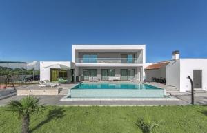 Bazén v ubytování Villa mit großem Infinity-Pool - Ladesäule gratis nebo v jeho okolí