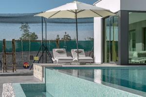 Bazén v ubytování Villa mit großem Infinity-Pool - Ladesäule gratis nebo v jeho okolí + 14 fotografií