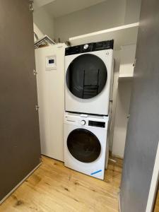 a microwave sitting on top of a washing machine at Trilocale nel centro storico di Bormio in Bormio