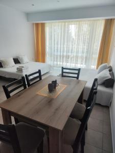 En eller flere senge i et værelse på Umi Apartments