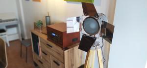 a mirror on top of a dresser with a tv at Precioso duplex en Moncalvillo Green Golf in Sojuela