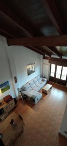 a large living room with a couch and a table at Precioso duplex en Moncalvillo Green Golf in Sojuela