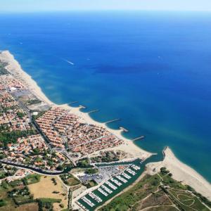 an aerial view of a city next to the water at Appartement proche de la mer in Sainte-Marie-la-Mer