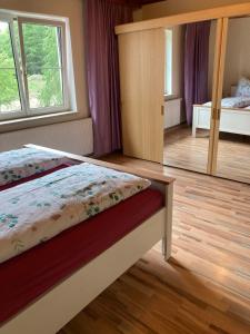 Ferienwohnung Zur Lainsitzbrücke客房内的一张或多张床位
