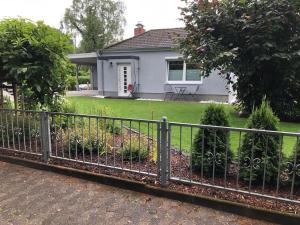 a fence in front of a house at FeWo Im Grünen in Lilienthal
