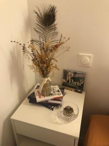 un tavolo con un vaso con una pianta sopra di Chez Julien à 2 pas de La Défense a Puteaux