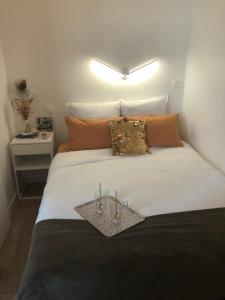 una camera da letto con un grande letto con due candele sopra di Chez Julien à 2 pas de La Défense a Puteaux