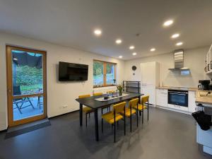 eine Küche mit einem Esstisch und gelben Stühlen in der Unterkunft Ferienhaus für 6 Personen ca 108 m in Plauen, Sachsen Vogtland in Plauen
