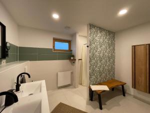 ein Badezimmer mit Waschbecken und Dusche in der Unterkunft Ferienhaus für 6 Personen ca 108 m in Plauen, Sachsen Vogtland in Plauen