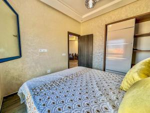 エッサウィラにあるOasis Bleueの部屋にベッドがある寝室
