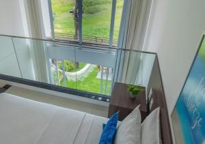 une chambre avec un lit et une grande fenêtre dans l'établissement Loft na praia em Resort 5 estrelas, à Trairi 5 autres photos