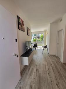TV a/nebo společenská místnost v ubytování Home23Jesolo! Beach, Parking and Bikes included