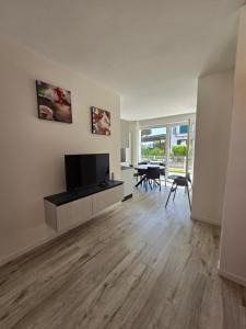 TV a/nebo společenská místnost v ubytování Home23Jesolo! Beach, Parking and Bikes included