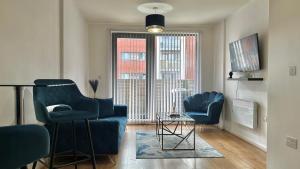 a living room with two chairs and a table at City Centre 1 Bedroom Cozy Apt - With Balcony in Birmingham
