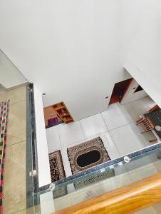 Una vista desde la parte superior de una habitación con suelo de baldosas. en Tranquil Home, en Trivandrum