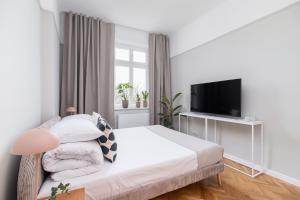 Televízia a/alebo spoločenská miestnosť v ubytovaní 2 - bedroom Apartment with balcony - Rejtana 10