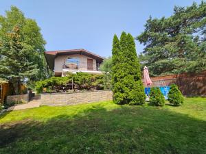 Leśne Apartamenty في هيل: منزل به ساحة مع سور