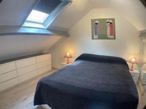 Schlafzimmer im Dachgeschoss mit einem Bett und 2 Lampen in der Unterkunft HAVRE DE PAIX si près de PARIS et JO 2024 in Férolles-Attilly