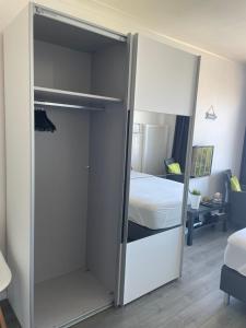 - un placard dans une chambre avec un lit dans l'établissement Studio Kristof 705, à Middelkerke