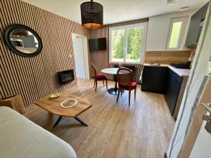 TV a/nebo společenská místnost v ubytování Hôtel La Rencluse