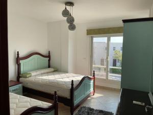 Postel nebo postele na pokoji v ubytování Twin House in Amwaj Sidi Abdel-Rahman - Beach & Pool Passes Included!