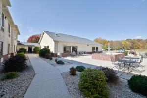 una casa con cortile e patio di Baymont by Wyndham Albany a Albany
