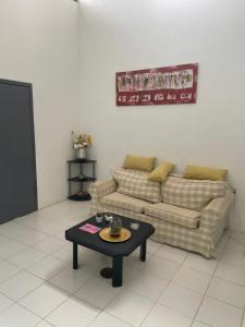 威廉斯塔德Quickest Wolf b&b Amore的客厅里有一张沙发和一张咖啡桌。