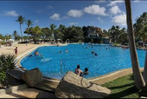 a group of people in a swimming pool at a resort at Apartamento Caribbean Tucacas in Tucacas