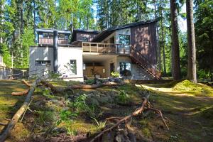 图尔库Aamuranta的森林中的一所房子