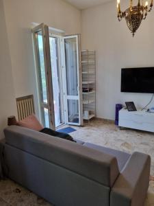 a living room with a couch and a tv at viola in Sansepolcro
