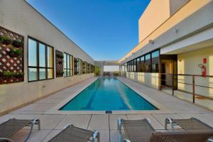 Swimmingpoolen hos eller tæt på Comfort Hotel Taguatinga - Flat Encantador c/ Wifi