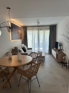 ein Wohnzimmer mit Tisch und Couch in der Unterkunft Zahara pueblo boutique I in Zahara de los Atunes