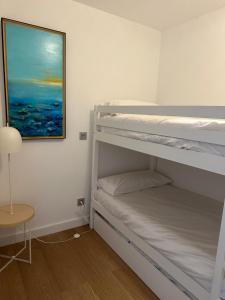 ein Zimmer mit zwei Etagenbetten und einem Tisch in der Unterkunft Zahara pueblo boutique I in Zahara de los Atunes + 12 Fotos