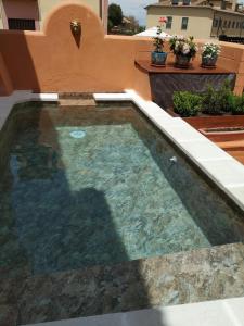 Bazén v ubytování Casa Rural El Horno de la Aldegüela nebo v jeho okolí