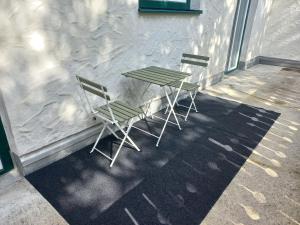 two chairs and a table on a patio at Ferienwohnung Detox in Payerbach