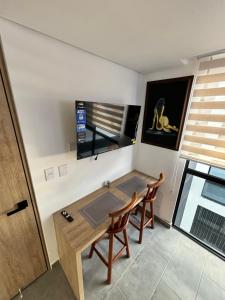 TV a/nebo společenská místnost v ubytování Zona Rosa Apartamento 311-532-4072 escribir aquí para confirmar