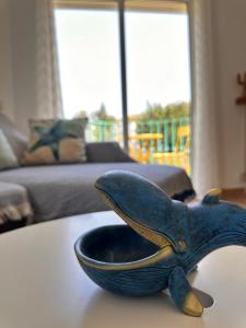 Una pecera azul colocada encima de una mesa en Casa MEDUSA, en San José