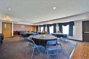 una sala conferenze con tavoli e sedie in una stanza di Baymont by Wyndham Albany a Albany Altre 44 foto